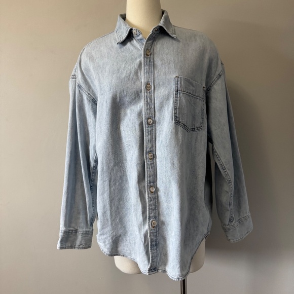 Aritzia Denim Forum The 80s Comfy Denim Shirt Blue Button Down Shirt Sz Medium - Picture 3 of 9